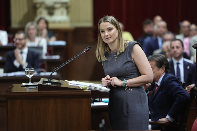 Archivo - La presidenta del Govern Balear, Marga Prohens, responde a los diputados durante el Debate del Estado de la Comunidad, en el Parlament balear, a 2 de octubre de 2024, en Palma de Mallorca, Baleares (España).