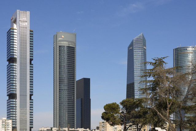 Archivo - Vista de las 5 torres en el complejo Cuatro Torres Business Area en el barrio de La Paz