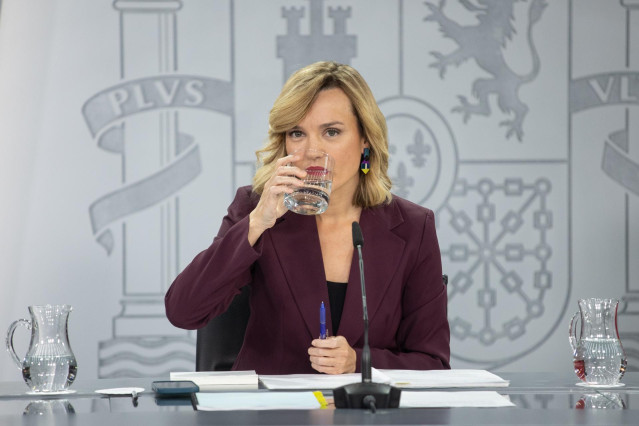 La ministra de Educación, Formación Profesional y Deportes, Pilar Alegría, bebe agua durante una rueda de prensa posterior al Consejo de Ministros, en el Palacio de La Moncloa, a 3 de diciembre de 2024, en Madrid (España).