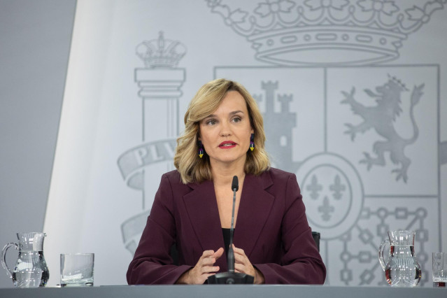 La ministra de Educación, Formación Profesional y Deportes, Pilar Alegría, durante una rueda de prensa posterior al Consejo de Ministros, en el Palacio de La Moncloa, a 3 de diciembre de 2024, en Madrid (España).