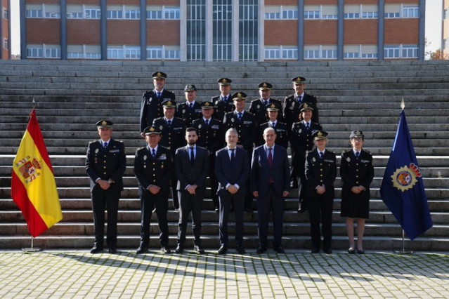 El ministro del Interior, Fernando Grande-Marlaska, posa con la junta de gobierno de la Policía Nacional