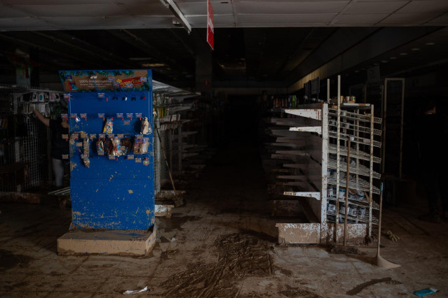 Interior de un comercio afectado por la dana
