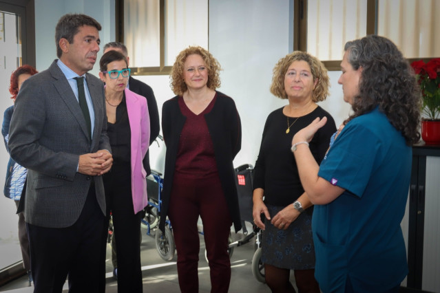 El president de la Generalitat, Carlos Mazón, visita el centro de día Alcer Turia en Torrent