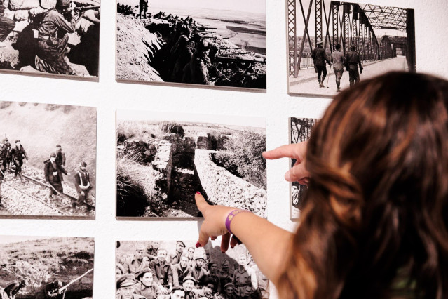 Archivo - Una mujer observa los elementos expuestos en el Museo de Guerra y Posguerra, a 22 de septiembre de 2024, en Morata de Tajuña, Madrid (España).
