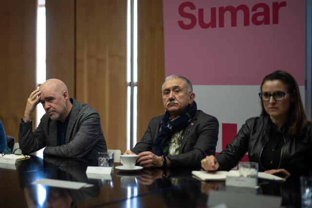 (I-D) El secretario general de CCOO, Unai Sordo, el secretario general de UGT, Pepe Álvarez, y la secretaria de Política Institucional de UGT, Cristina Estévez, durante la reuniòn con representantes de Sumar