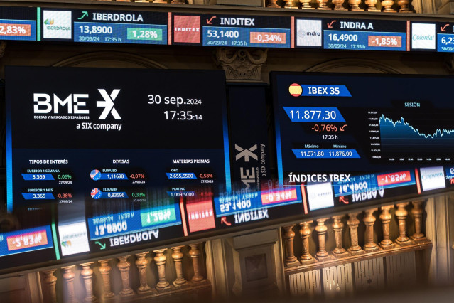 Archivo - Paneles del Ibex en el Palacio de la Bolsa de Madrid, a 30 de septiembre de 2024, en Madrid (España).