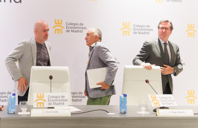 Archivo - (I-D) El secretario general de CCOO, Unai Sordo; el secretario general de UGT, Pepe Álvarez, y el presidente de la CEOE, Antonio Garamendi.