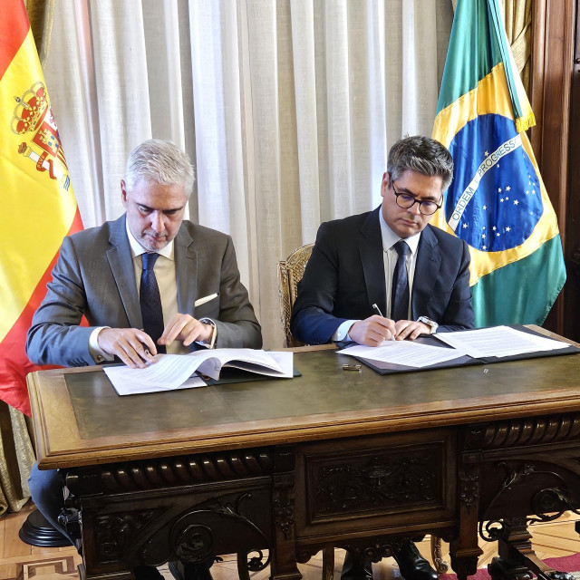 Acto de firma País Socio FITUR 2025 por el Embajador de Brasil, Orlando Leite Ribeiro, y el Vicepresidente Ejecutivo de IFEMA Madrid, Daniel Martínez.