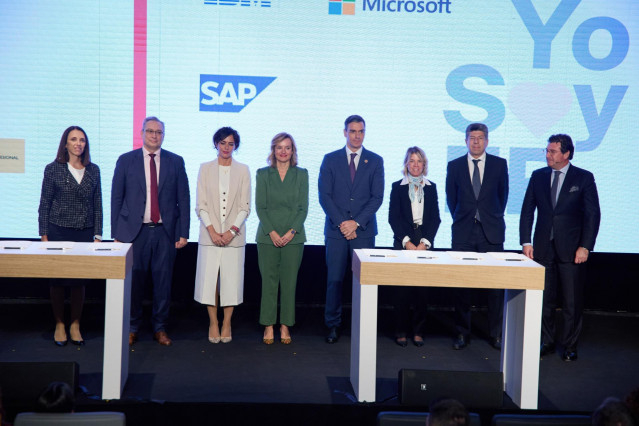 El presidente del Gobierno, Pedro Sánchez, y la ministra de Educación y Formación Profesional, Pilar Alegría, en el acto de Formación Profesional de este miércoless.