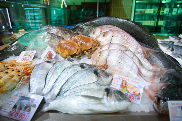 Archivo - Escaparate de una pescadería en un mercado de Madrid