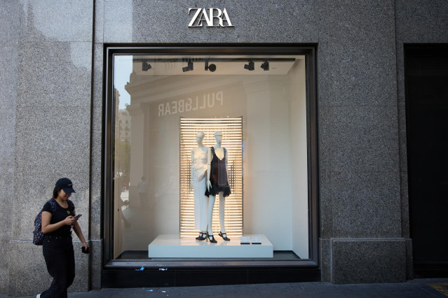 Archivo - Vista de un escaparate de la tienda de Zara, a 5 de junio de 2024, en Madrid (España).