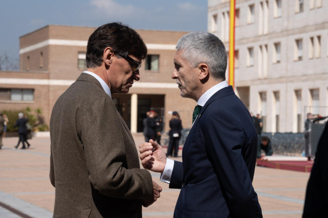Archivo - El líder del PSC, Salvador Illa (i) y el ministro de Interior, Fernando Grande-Marlaska (d), durante la toma de posesión del nuevo jefe de la Guardia Civil en Catalunya, en la Comandancia de la Guardia Civil en Barcelona, a 15 de marzo de 2024,