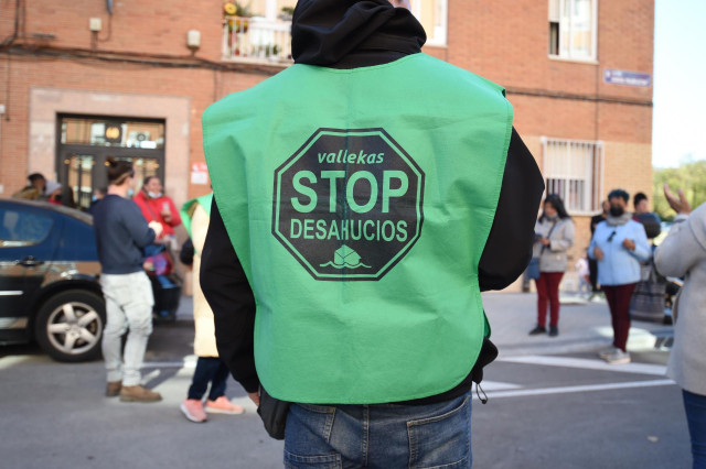 Archivo - Un activista de STOP Desahucios en una protesta