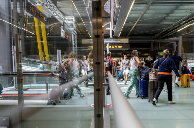 Archivo - Varias personas en la terminal T4 del aeropuerto Adolfo Suárez Madrid-Barajas, a 30 de agosto de 2024, en Madrid (España).