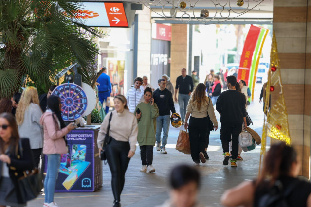 Archivo - Varias personas van de compras durante el Black Friday, en un centro comercial