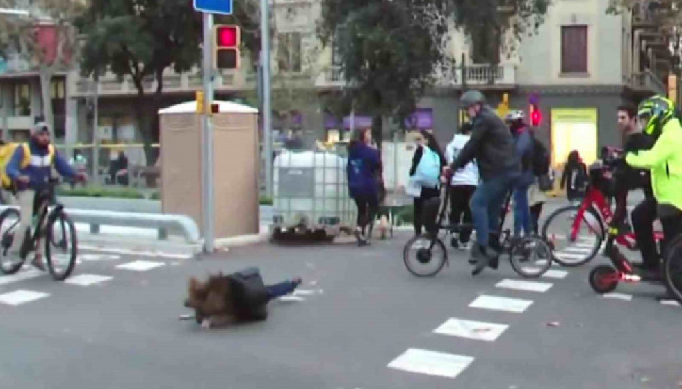 MujertrascaersealsueloBetev