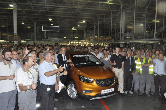 Archivo - El presidente-consejero delegado de Opel Europa, Karl Thomas Neumann posa, junto con directivos y empleados de Opel España, con el nuevo Mokka X en la fábrica de Figueruelas (Zaragoza) el 31 de agosto de 2016.