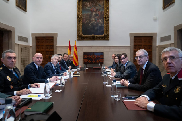El ministro del Interior, Fernando Grande-Marlaska (i) y  el  presidente de la Generalitat de Cataluña, Salvador Illa (d), durante  la Junta de Seguridad de Cataluña, en el Palau de la Generalitat, a 5 de diciembre de 2024, en Barcelona, Cataluña (España)