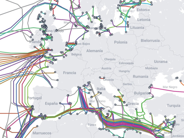 Archivo - Mapas de conexiones de cables de datos submarinos.