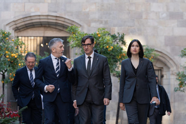 (I-D) El ministro del Interior, Fernando Grande-Marlaska; el  presidente de la Generalitat de Cataluña, Salvador Illa y la consellera de Interior y Seguridad Pública de la Generalitat, Núria Parlon, llegan a la Junta de Seguridad de Cataluña, en el Palau
