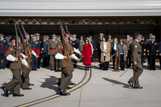 La ministra de Defensa, Margarita Robles, y el Jefe de estado Mayor de la Defensa, Javier Fernández Sánchez, presiden los actos de conmemoración del XXV aniversario del empleo de cabo mayor,  en la Base Aérea de Cuatro Vientos, a 5 de diciembre de 2024, e