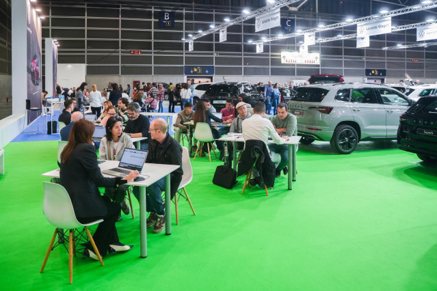 Visitantes en el primer día de la Feria del Automóvil de València