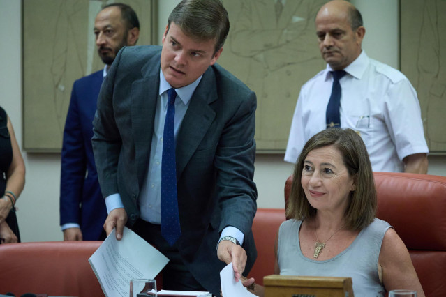 Archivo - Fernando Galindo y la presidenta del Congreso de los Diputados, Francina Armengol, en una reunión de la Diputación Permanente
