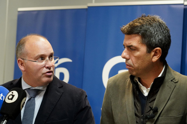 El portavoz del PP en el Congreso, Miguel Tellado (i) y el presidente del PPCV y presidente de la Generalitat valenciana, Carlos Mazón (d), durante la Junta Directiva Autonómica del PPCV