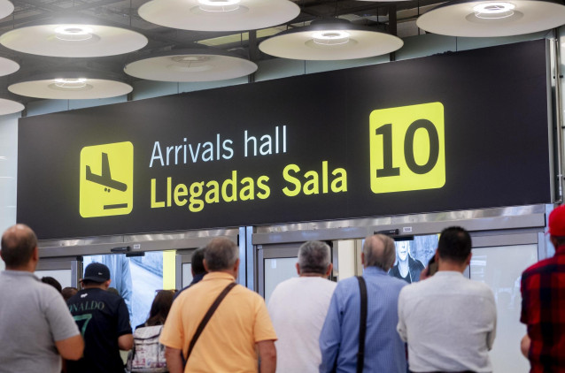 Archivo - Varias personas esperan en la puerta de llegadas de la terminal T4 del aeropuerto Adolfo Suárez Madrid-Barajas, en Madrid (España).