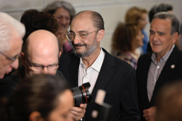 Archivo - El expresidente de Aragón Javier Lambán a su llegada a la presentación de su libro ‘Una emoción política’, en la Diputación de Zaragoza.