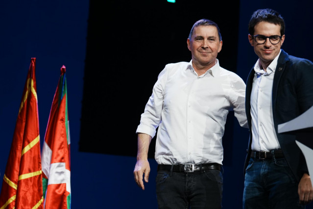 Archivo - El candidato de EH Bildu a Lehendakari, Pello Otxandiano (d), y el coordinador general de EH Bildu, Arnaldo Otegi (i), durante un acto de EH Bildu