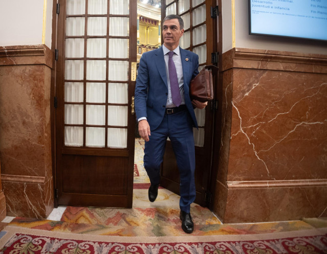 El presidente del Gobierno, Pedro Sánchez, sale de una sesión de control al Gobierno, en el Congreso de los Diputados, a 27 de noviembre de 2024, en Madrid (España).