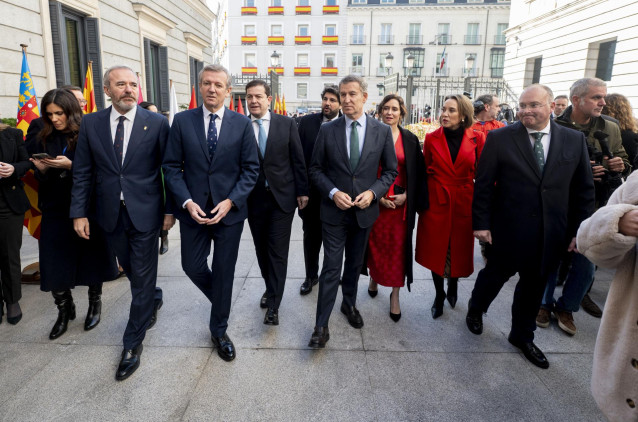 El presidente de Aragón, Jorge Azcón (2i), el presidente de la Xunta de Galicia, Alfonso Rueda (3i), el presidente de la Junta de Castilla y León, Alfonso Fernández Mañueco (4i), el presidente de la Región de Murcia, Fernando López Miras (5i), el presiden