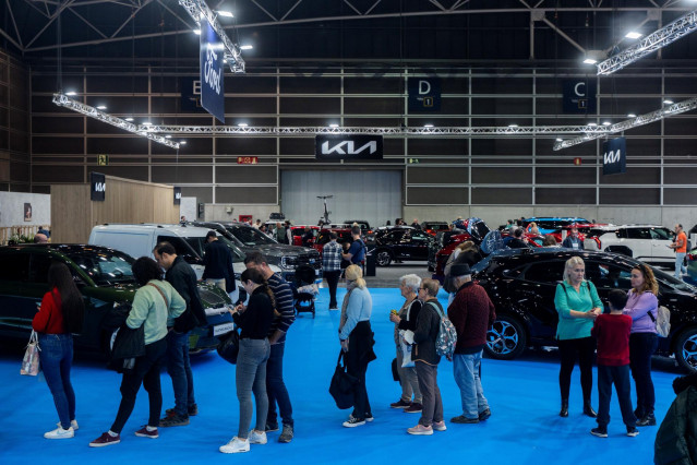 Asistentes a la feria inspeccionan vehículos durante la apertura de la Feria del Automóvil de Valencia, a 5 de diciembre de 2024, en Valencia (España).