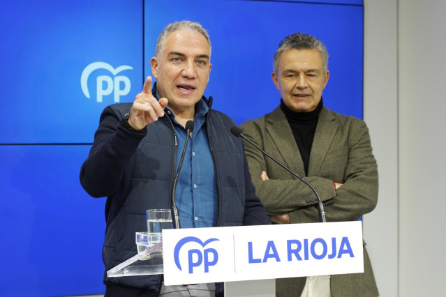 El vicesecretario de Coordinación Autonómica y Local y Análisis Electoral del Partido Popular, Elías Bendodo, junto al alcalde de Logroño, Conrado Escobar
