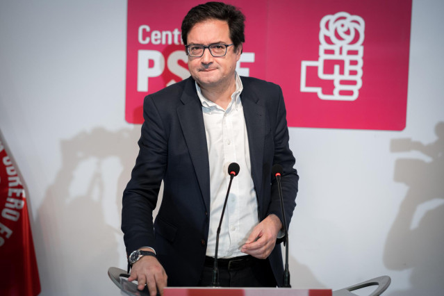 El ministro de Transformación Digital y Función Pública, Óscar López, ofrece una rueda de prensa para anunciar que presenta su candidatura como secretario general del PSOE de Madrid, en la sede de la Agrupación Socialista del distrito Centro, a 5 de dicie