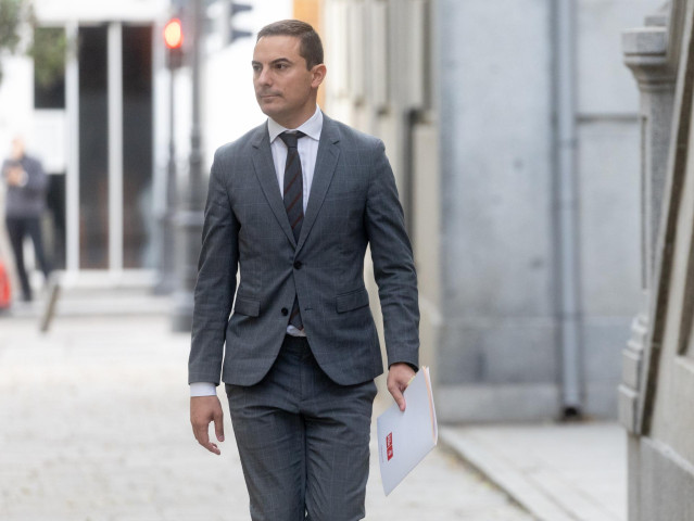 El ex secretario general del PSOE de Madrid, Juan Lobato, a su llegada a testificar en el Tribunal Supremo sobre la causa contra el fiscal general del Estado, Álvaro García Ortiz, para que aclare el papel de Moncloa al enviarle información de la pareja de