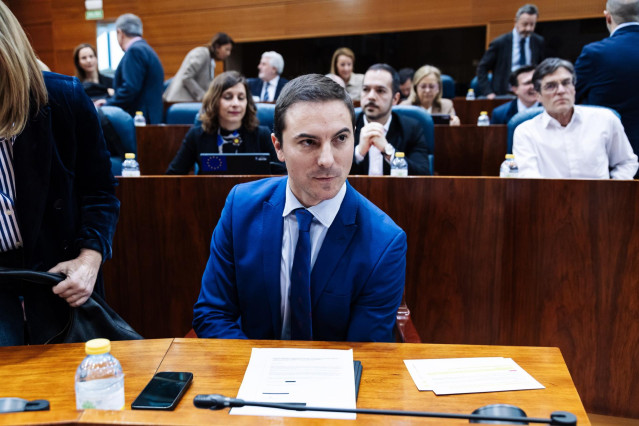 Archivo - El portavoz del PSOE en la Asamblea, Juan Lobato, durante una sesión plenaria en la Asamblea de Madrid, a 14 de marzo de 2024, en Madrid (España).