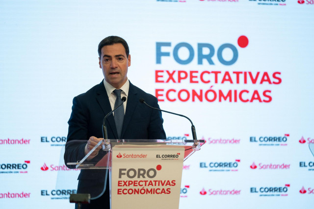 El lehendakari, Imanol Pradales, durante el Foro Expectativas Económicas, en el Palacio Euskalduna, a 9 de diciembre de 2024, en Bilbao, Vizcaya, País Vasco (España). El acto está organizado por Banco Santander y El Correo.