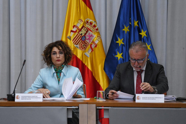 Archivo - La vicepresidenta cuarta y ministra de Hacienda y Función Pública, María Jesús Montero, preside, junto al ministro de Política Territorial y Memoria Democrática, Ángel Víctor Torres, el Pleno de la Comisión Nacional de Administración Local, en e