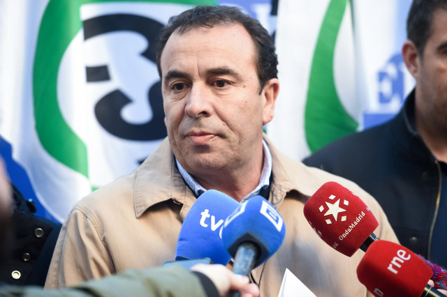 El representante del CSIF, Francisco Lamas, ofrecen declaraciones a los medios tras presentar una denuncia ante el Defensor del Pueblo, a 9 de diciembre de 2024, en Madrid (España).
