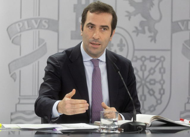 El ministro de Economía, Comercio y Empresa, Carlos Cuerpo, interviene durante una rueda de prensa tras la reunión del Consejo de Ministros en el Palacio de La Moncloa, a 28 de noviembre de 2024, en Madrid (España).
