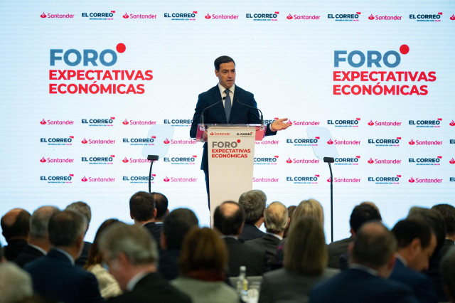 El Lehendakari, Imanol Pradales, durante su participación en el Foro Expectativas Económicas en el Euskalduna Bilbao organizado por el Correo