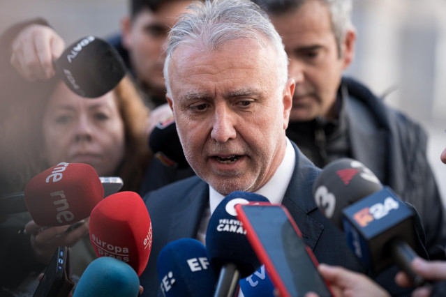 El ministro de Política Territorial y Memoria Democrática, Ángel Víctor Torres, atiende a los medios de comunicación a su llegada a una reunión en la Delegación del Gobierno de Canarias en Madrid, a 5 de diciembre de 2024, en Madrid (España).