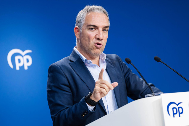 Archivo - El coordinador general del PP, Elías Bendodo, ofrece una rueda de prensa posterior a la reunión del Comité de Dirección del Partido Popular, a 2 de octubre de 2023, en Madrid (España).