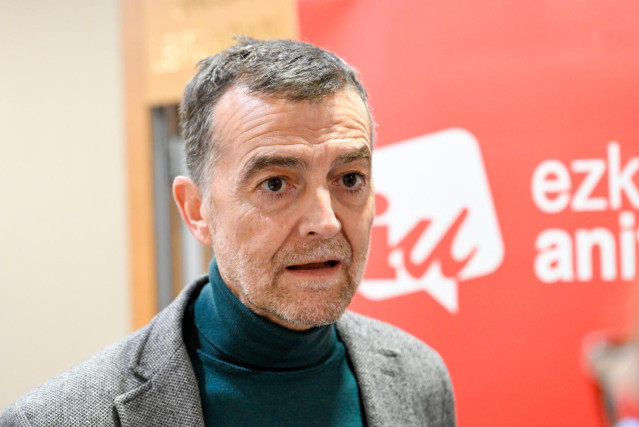 El coordinador federal de Izquierda Unida, Antonio Maíllo, durante la presentación del proyecto 'Convocatoria por la Democracia', en el Hotel Silken Amara Plaza-Salón Urola, a 27 de noviembre de 2024, en San Sebastián, Guipúzcoa, País Vasco (España).