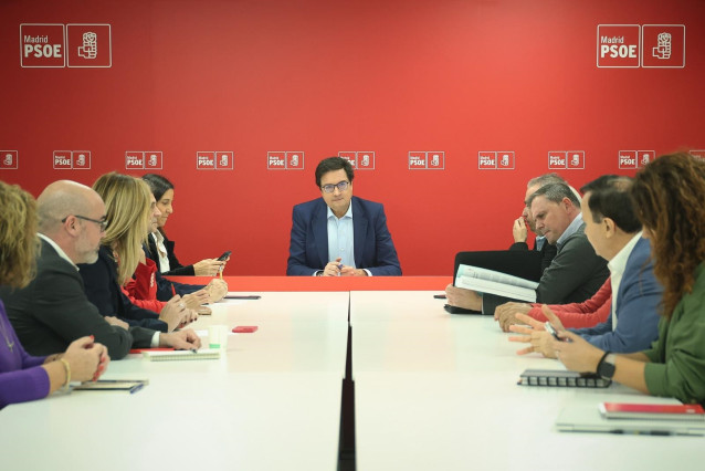 El secretario general del PSOE-M y ministro de Transición Digital y Función Pública, Óscar López, se reúne con los 31 alcaldes socialistas.