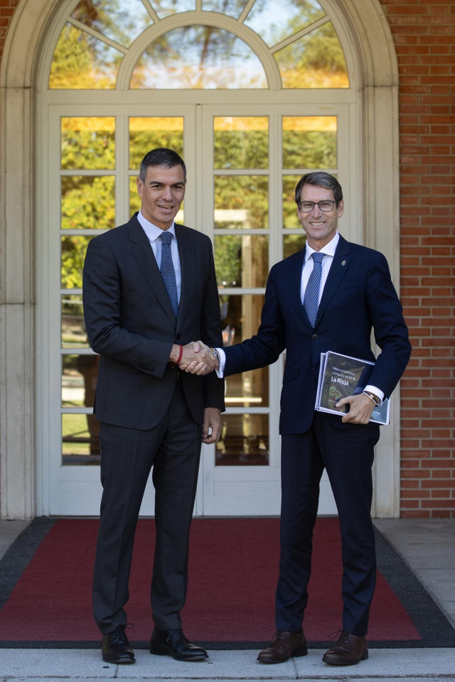 Archivo - El presidente del Gobierno, Pedro Sánchez,en su encuentro con el presidente de La Rioja, Gonzalo Capellán