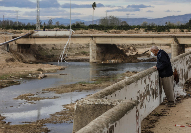 Anciano observa los estragos causados por la DANA en el  barranco donde pasa el ‘Riu Magre’ a su paso por Algamesí, a 21 de noviembre de 2024