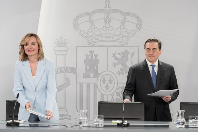 La ministra portavoz, Pilar Alegría, y el ministro de Asuntos Exteriores, Unión Europea y Cooperación, José Manuel Albares, llegando a la rueda de prensa tras el Consejo de Ministros